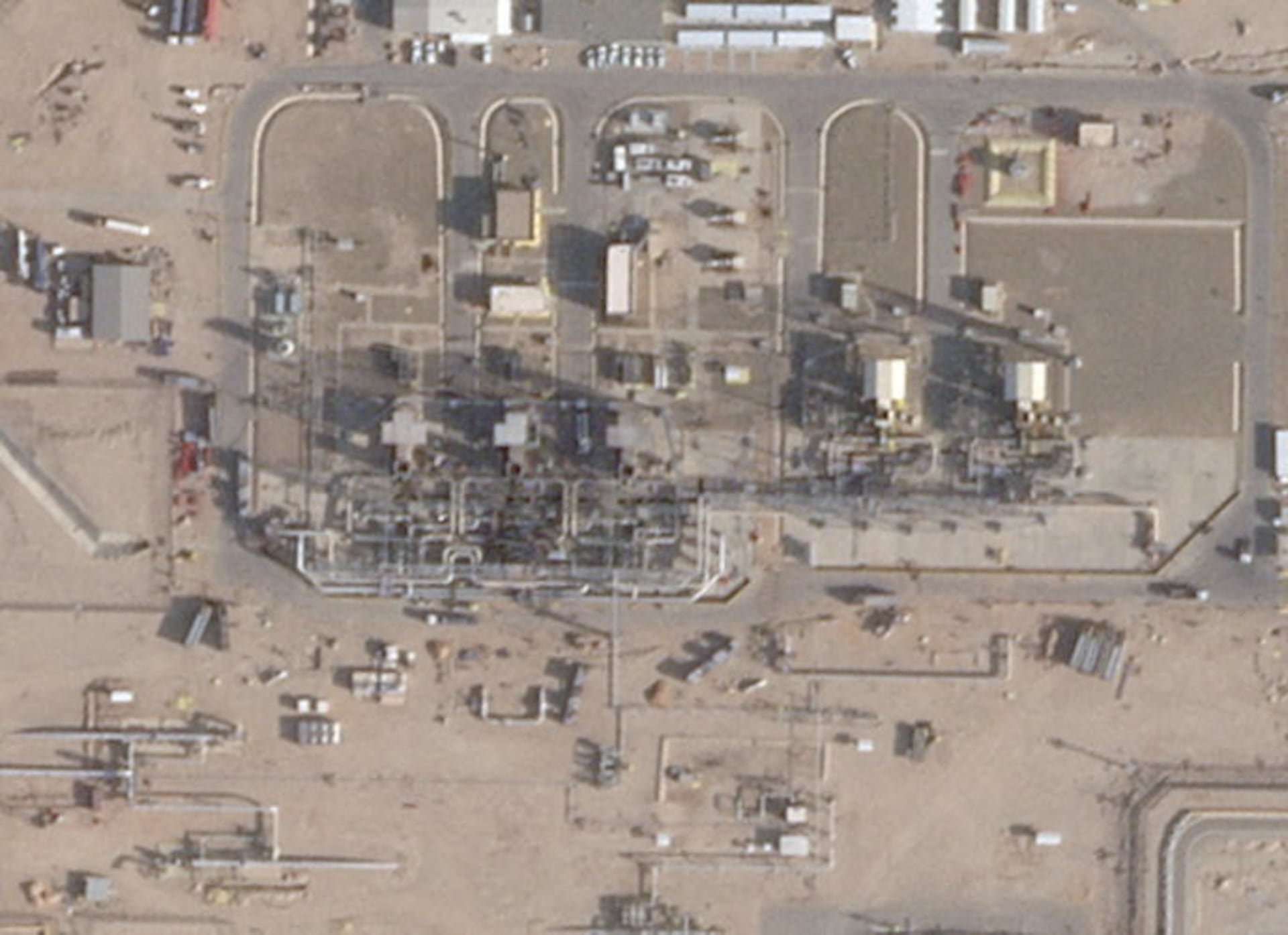 Saudi Arabia sharply boosts Gulf oil exports following pipeline attacks, easing global market concerns.