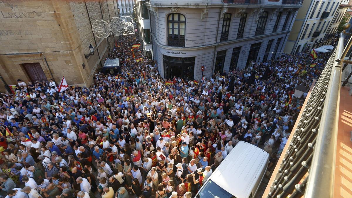 Oviedo muestra su apoyo a Ceuta con una masiva concentración municipal