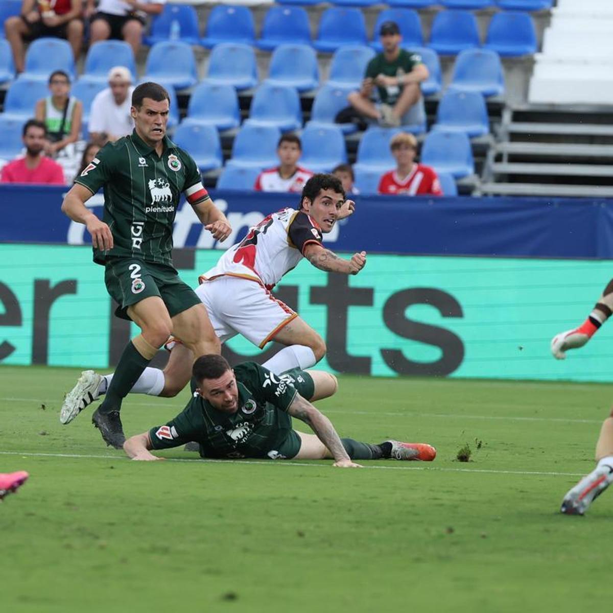 El Rayo remonta al Racing y logra su primer triunfo en Butarque