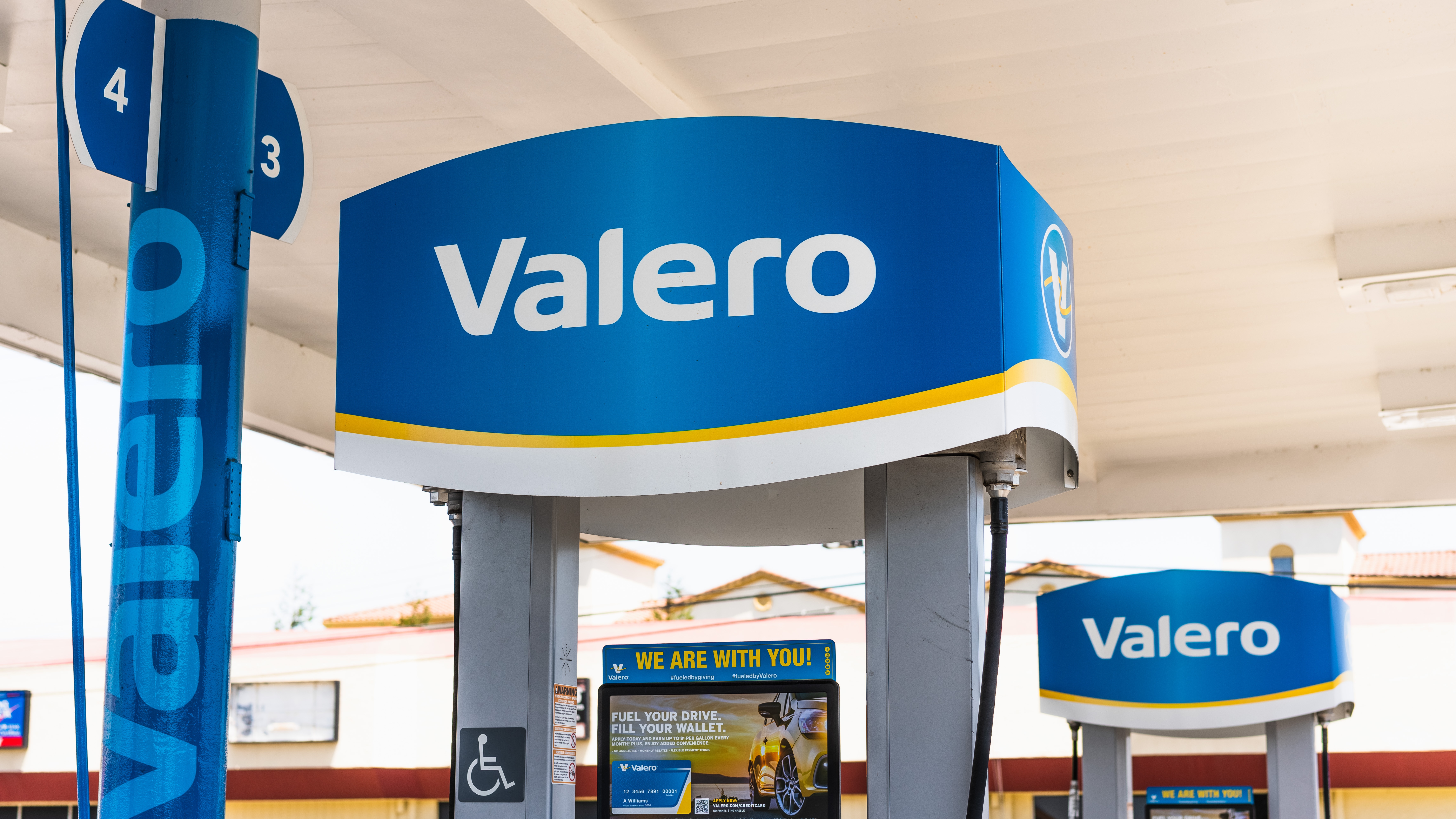 Major Hedge Funds Adjust Holdings in Valero, Dell and Other Stocks