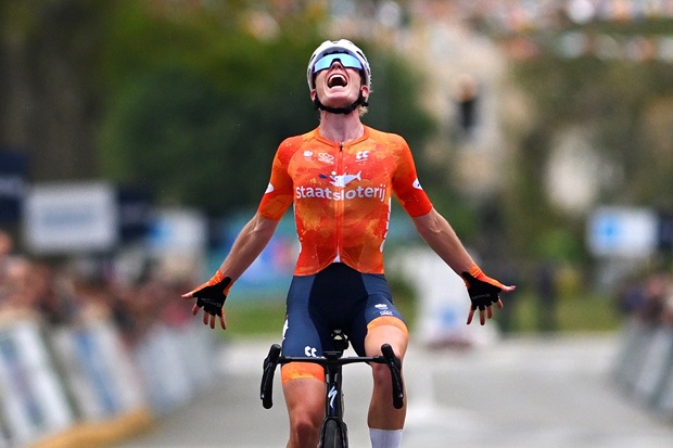 Demi Vollering claims her first women's road race world title in Montreal