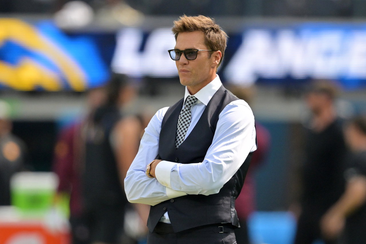 Tom Brady defends his FOX analyst role and dismisses criticism over Raiders ownership.