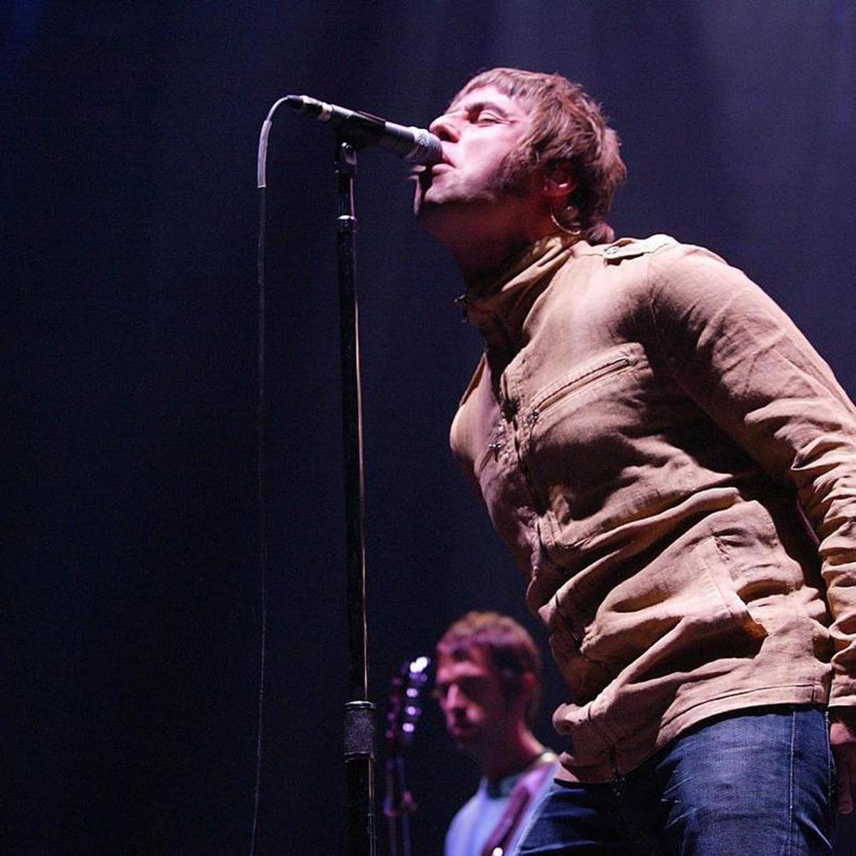 El grupo Oasis logra llenar estadios masivos con repertorio clásico y generacional