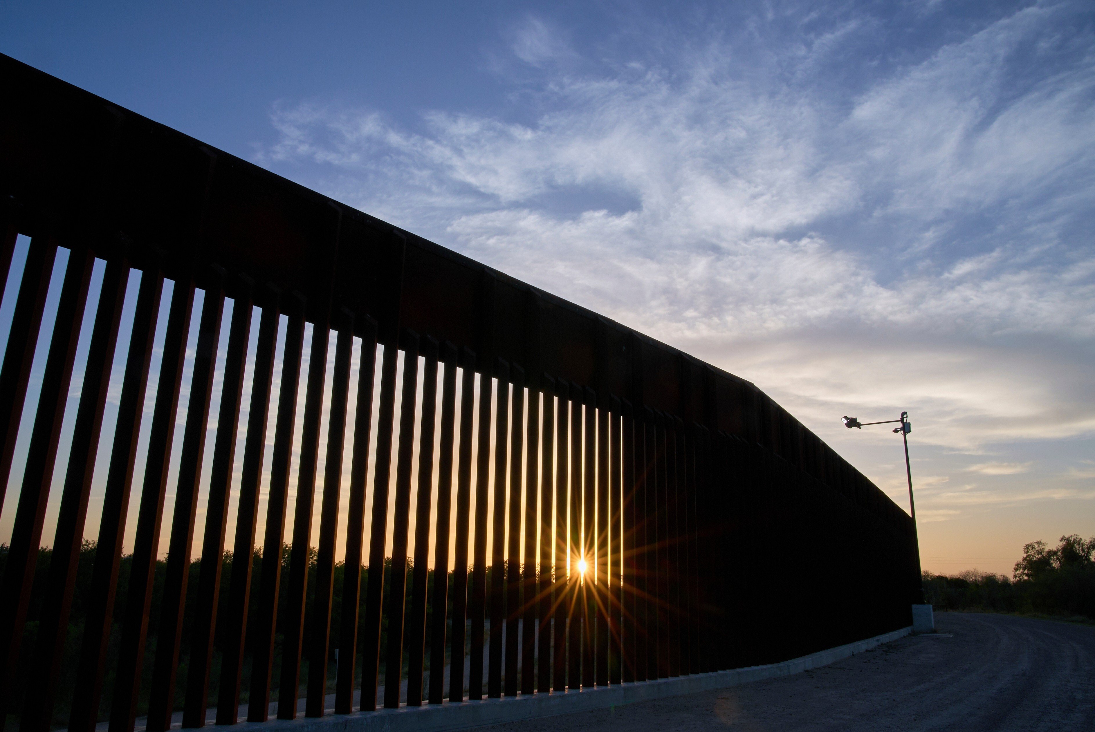 Gobierno de Trump inicia construcción de muro fronterizo en Big Bend, Texas