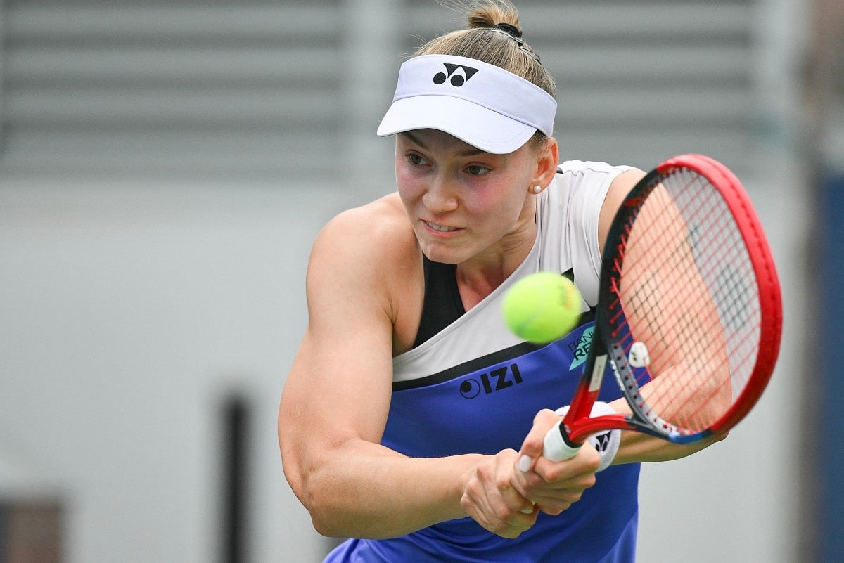 Elena Rybakina dominates Naomi Osaka to reach the U.S. Open quarterfinals and nears No. 1 ranking.