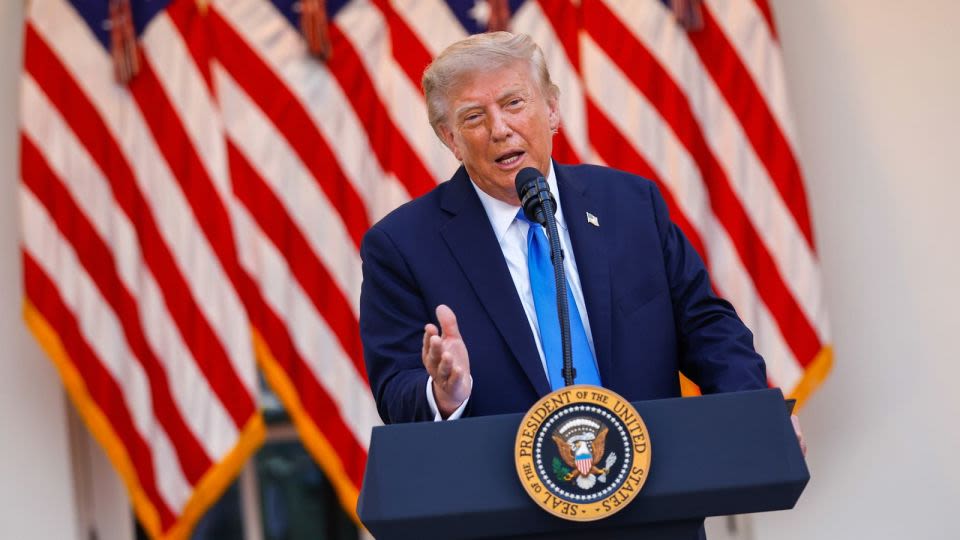 La repetida y confusa historia del presidente Donald Trump sobre la palabra dumb