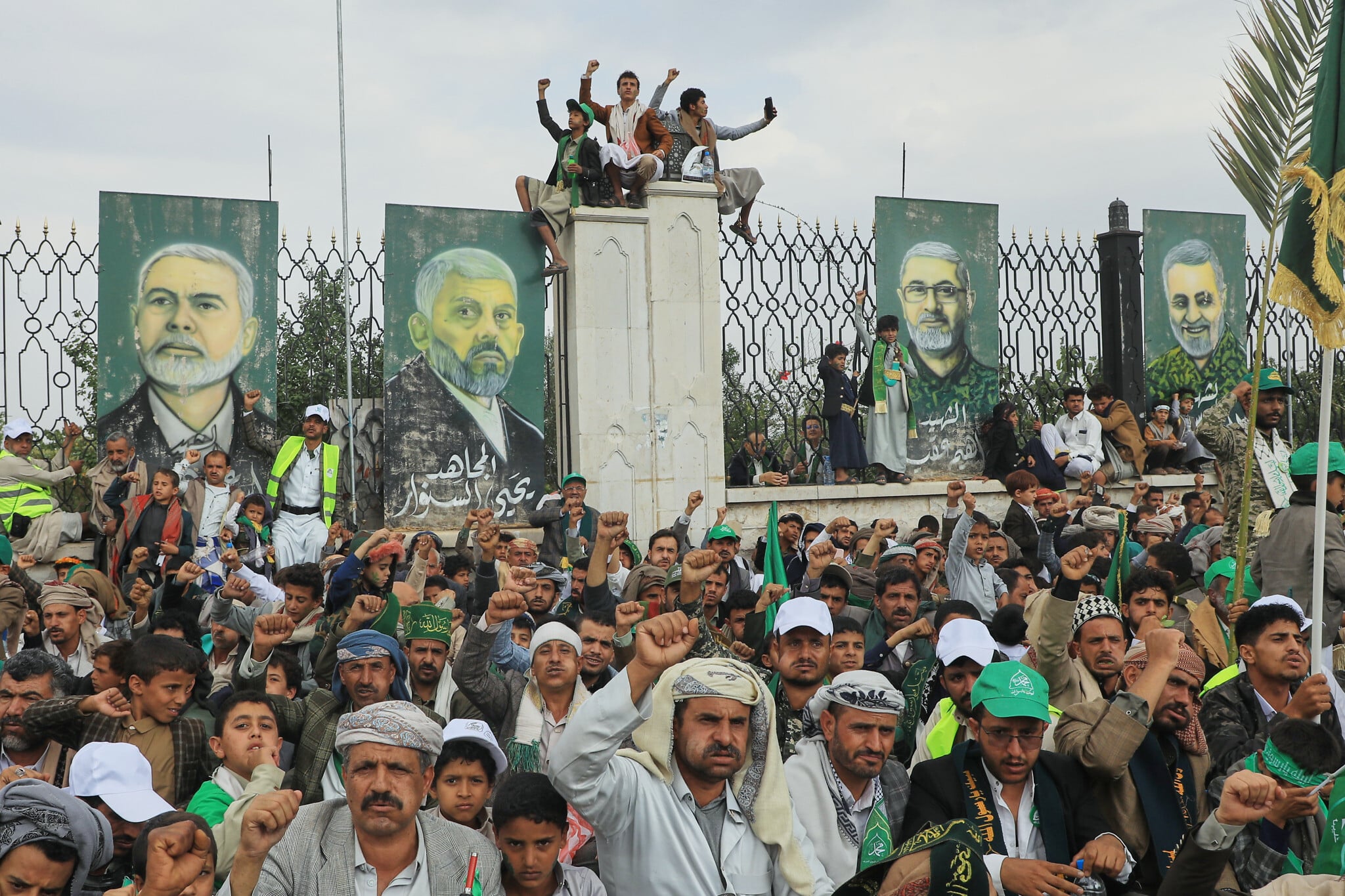 Yemen Clashes Kill Over 100 as Houthi Offensive Threatens Strategic Red Sea Waterway