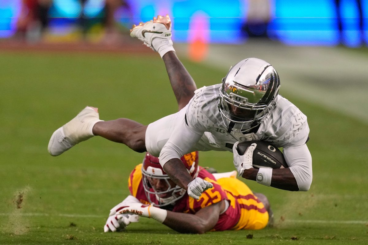 Backup quarterback Dylan Raiola leads Oregon past USC after Dante Moore suffers injury.