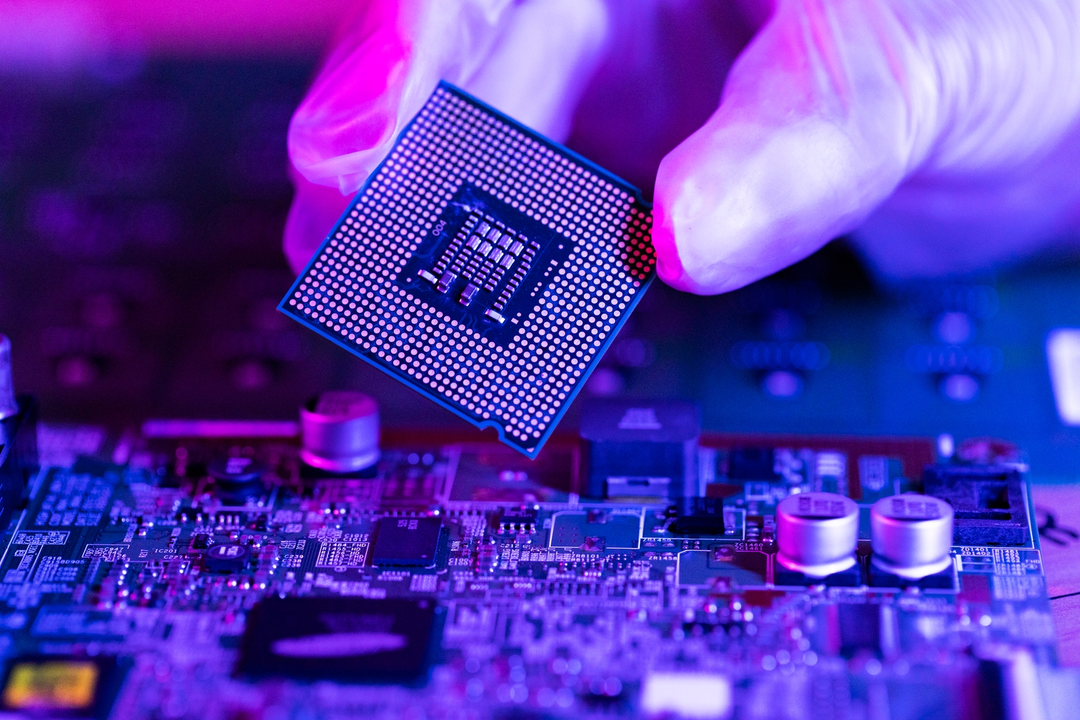 Rapid AI Data Center Expansion Sparks Community Backlash and Energy Concerns