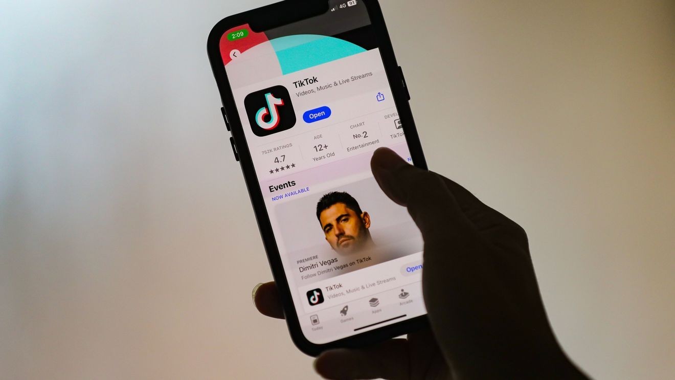Australia considers new legislation allowing users to disable social media algorithms for better safety