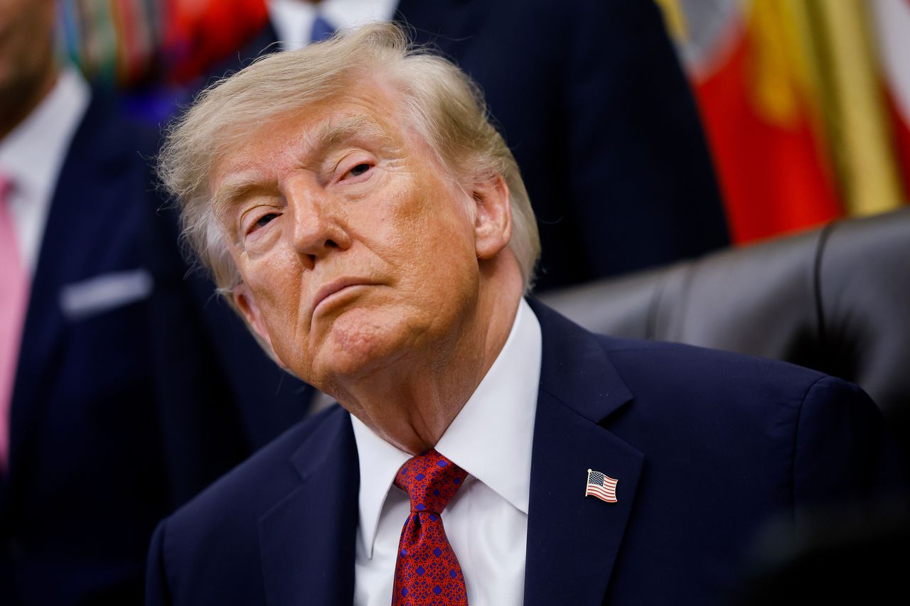 Trump Threatens Trade Halt Over Fed Rates