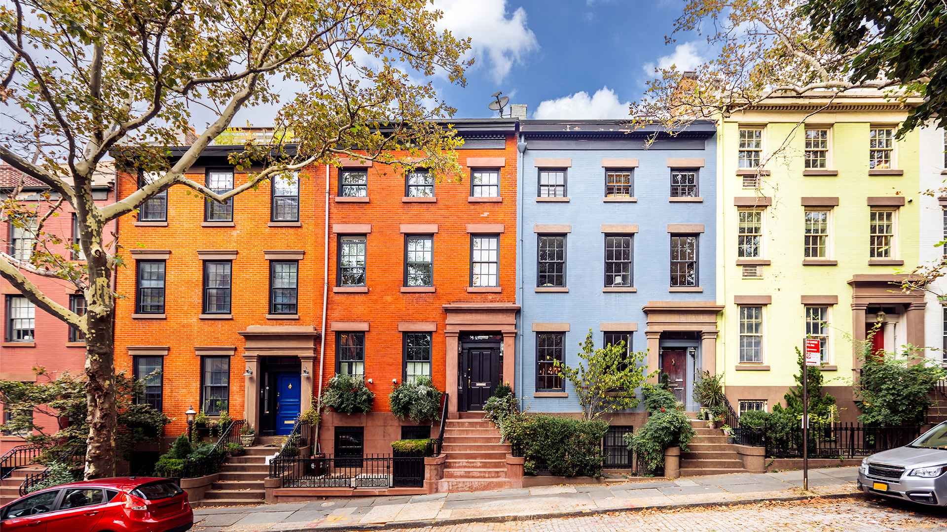 US Housing Market Slows as Bidding Wars Persist