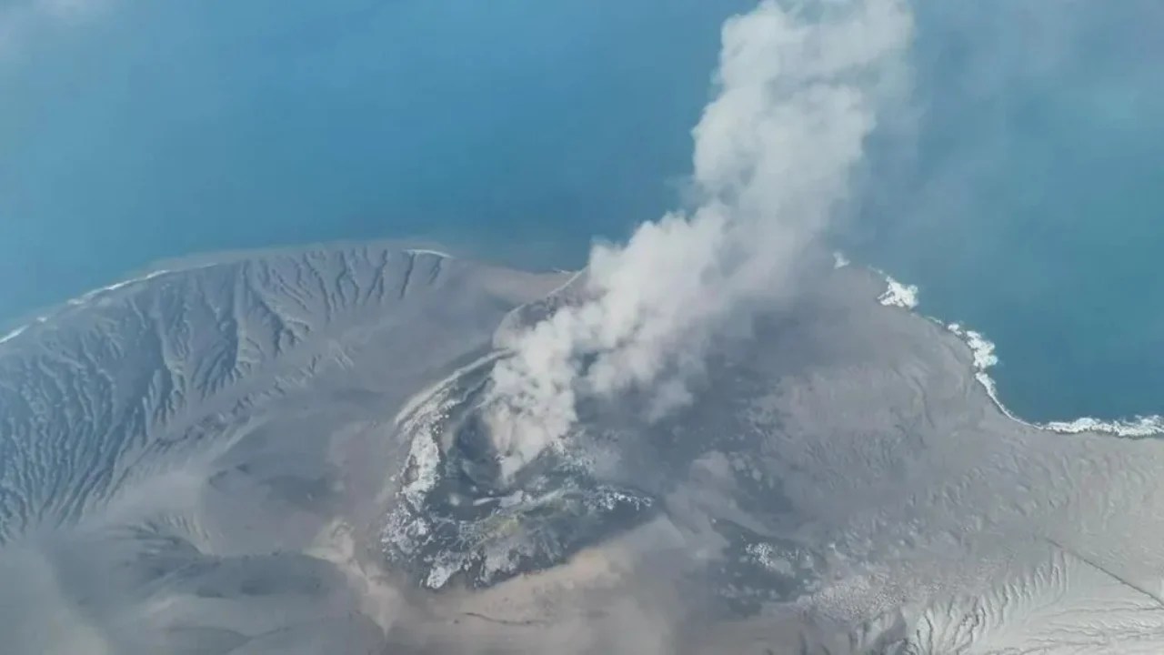 Anak Krakatau Volcano Eruption Shuts Five Indonesian Airports and Disrupts Flights