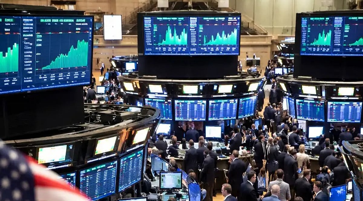 US Jobless Claims Rise as Labor Market Cools and Fed Weighs Options