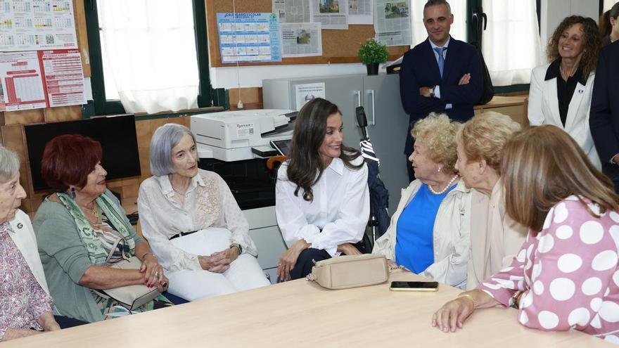 La Reina Letizia confiesa estar agotada durante un emotivo encuentro con exprofesoras