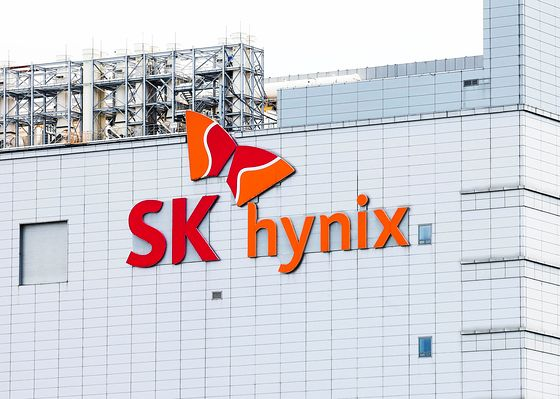 SK hynix production workers approve revised wage agreement featuring increased cash bonuses.