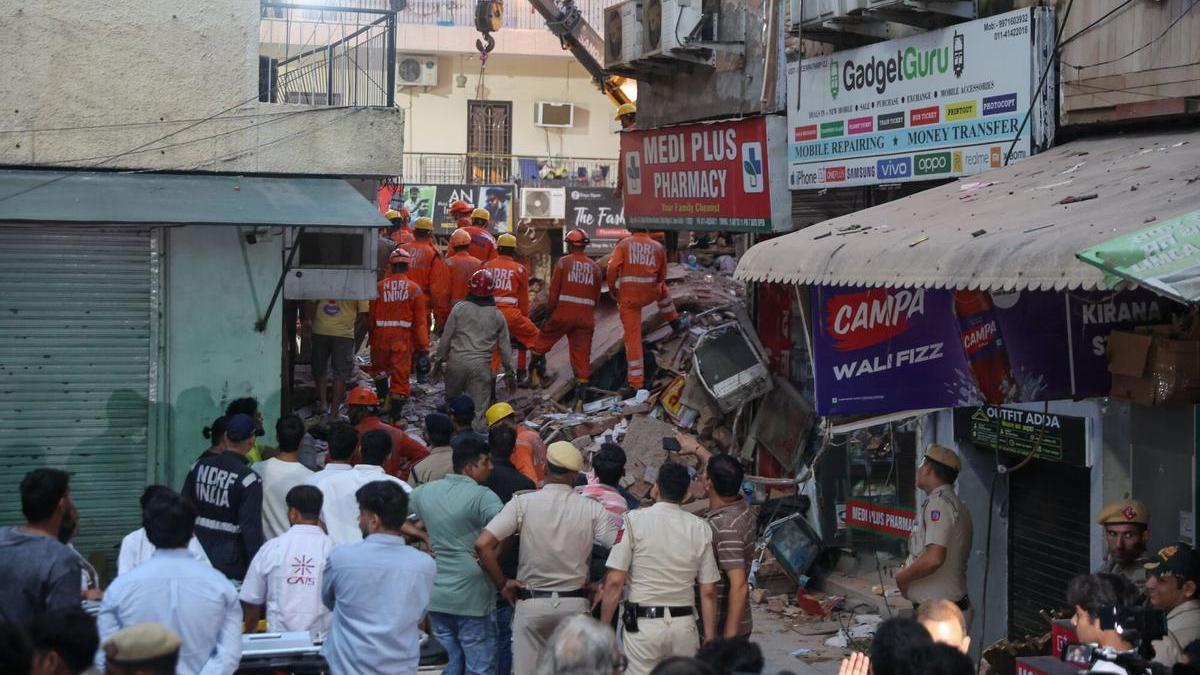 El derrumbe de un hostal universitario en India deja tres muertos y atrapados
