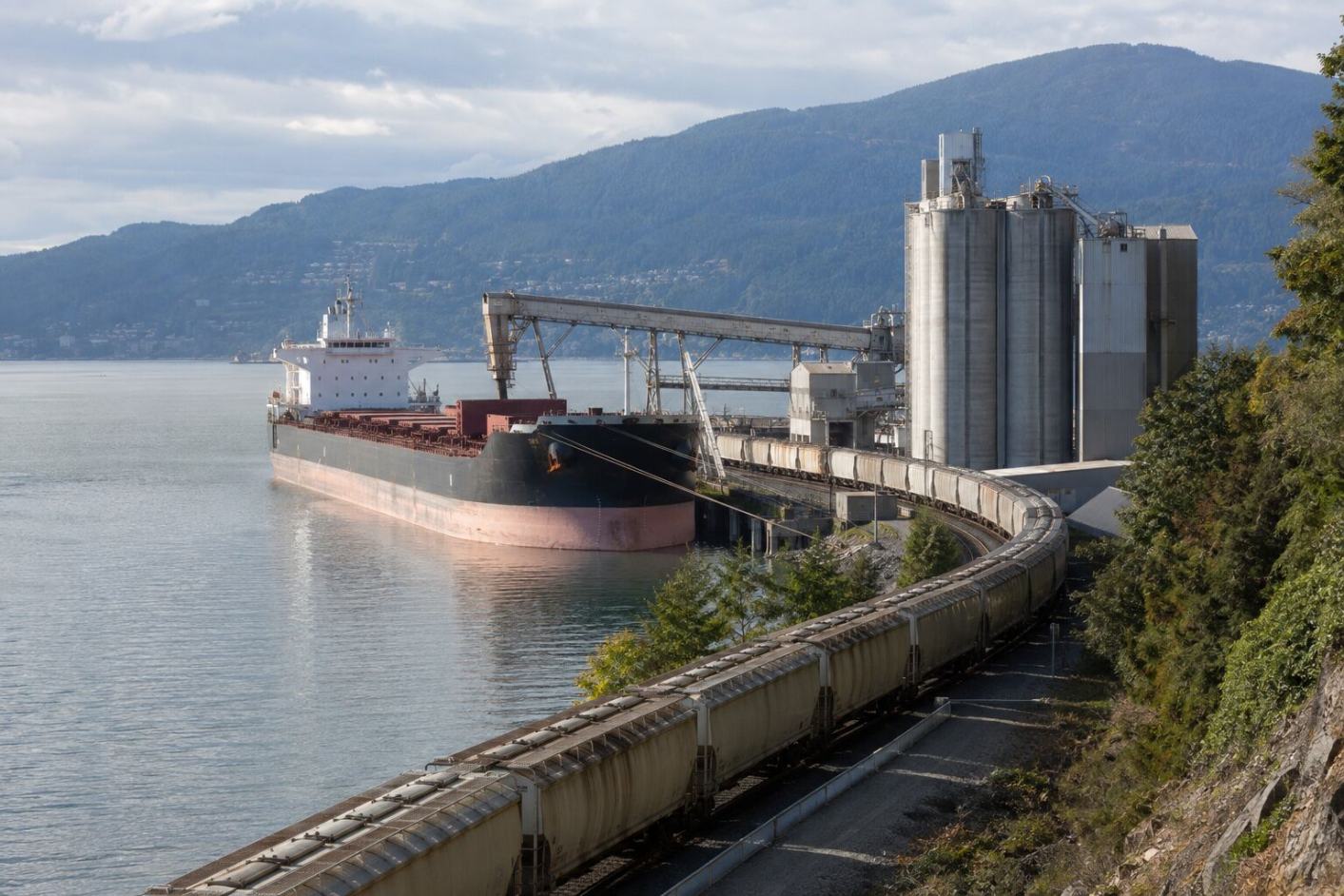 Canada Trade Surplus Narrows Sharply as Rising Imports Outpace Declining Exports