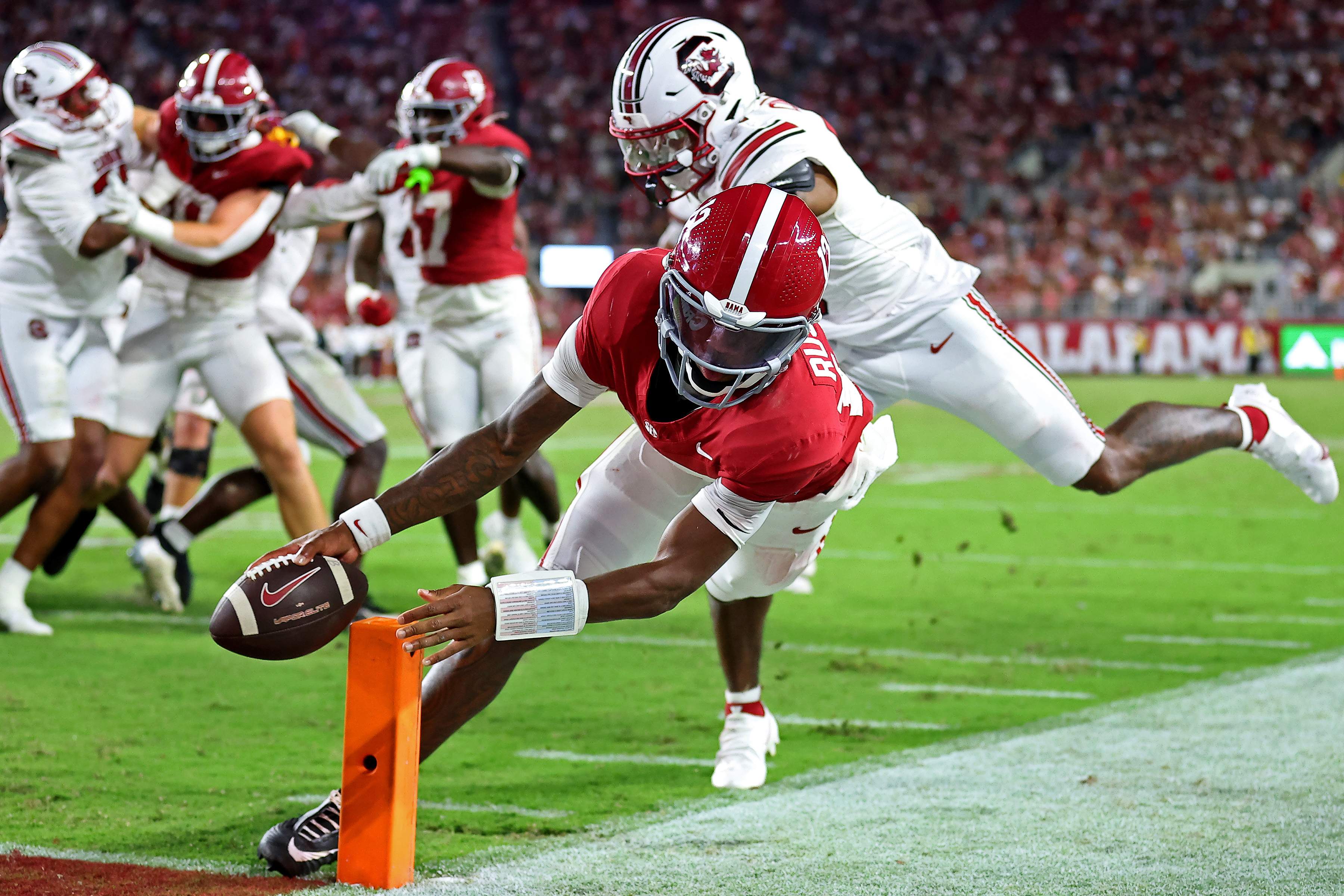 Unbeaten Alabama Defeats South Carolina 49-18 Behind Keelon Russell's Four Touchdowns