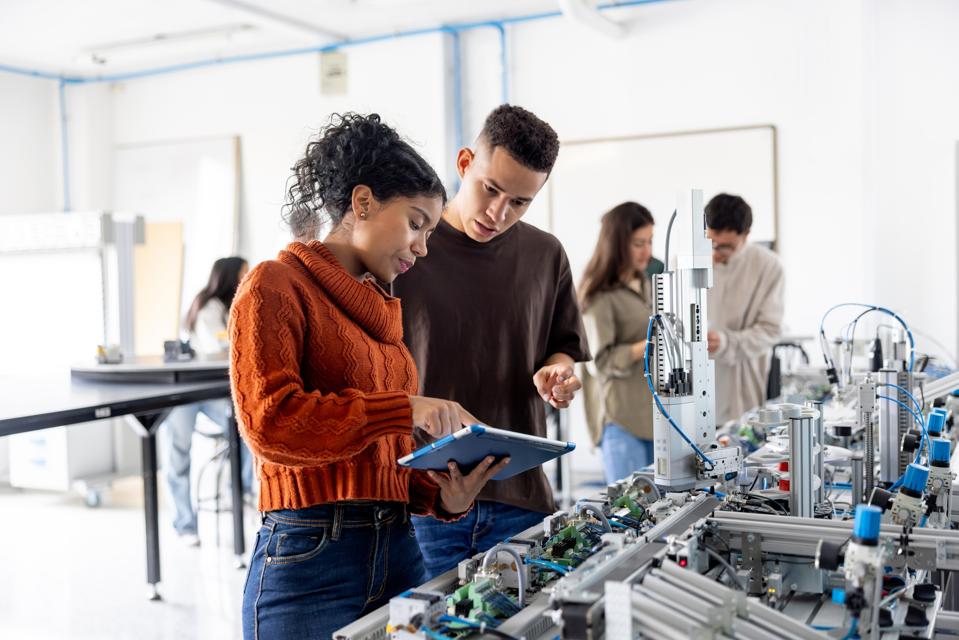 US Educators and Officials Debate AI Safety and Regulation in Classrooms