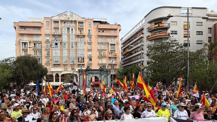 Cientos de personas se manifiestan en Ceuta para exigir mayor seguridad escolar