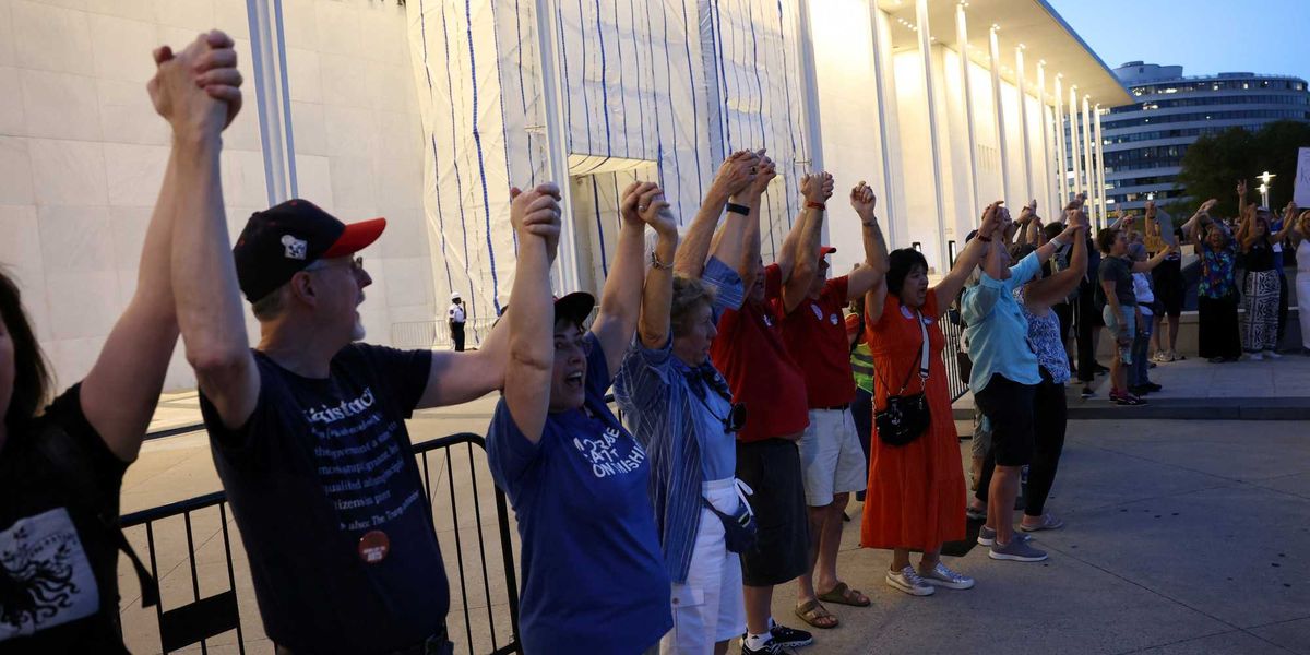 950 Supporters Plan Kennedy Center Human Chain