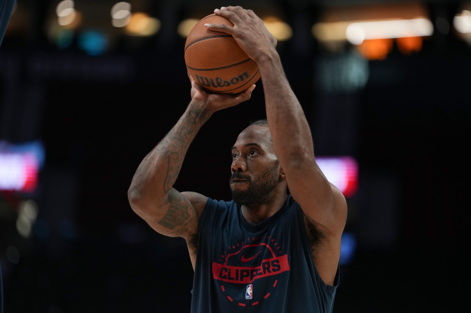 Kawhi Leonard agrees to extension with Toronto Raptors following trade from Clippers.