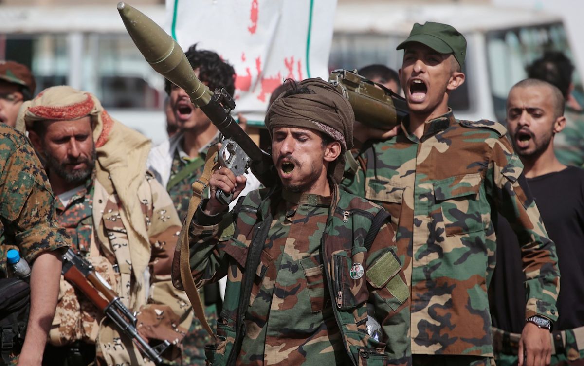 UK Weighs Saudi Military Aid to Protect Strategic Shipping Lanes from Houthis