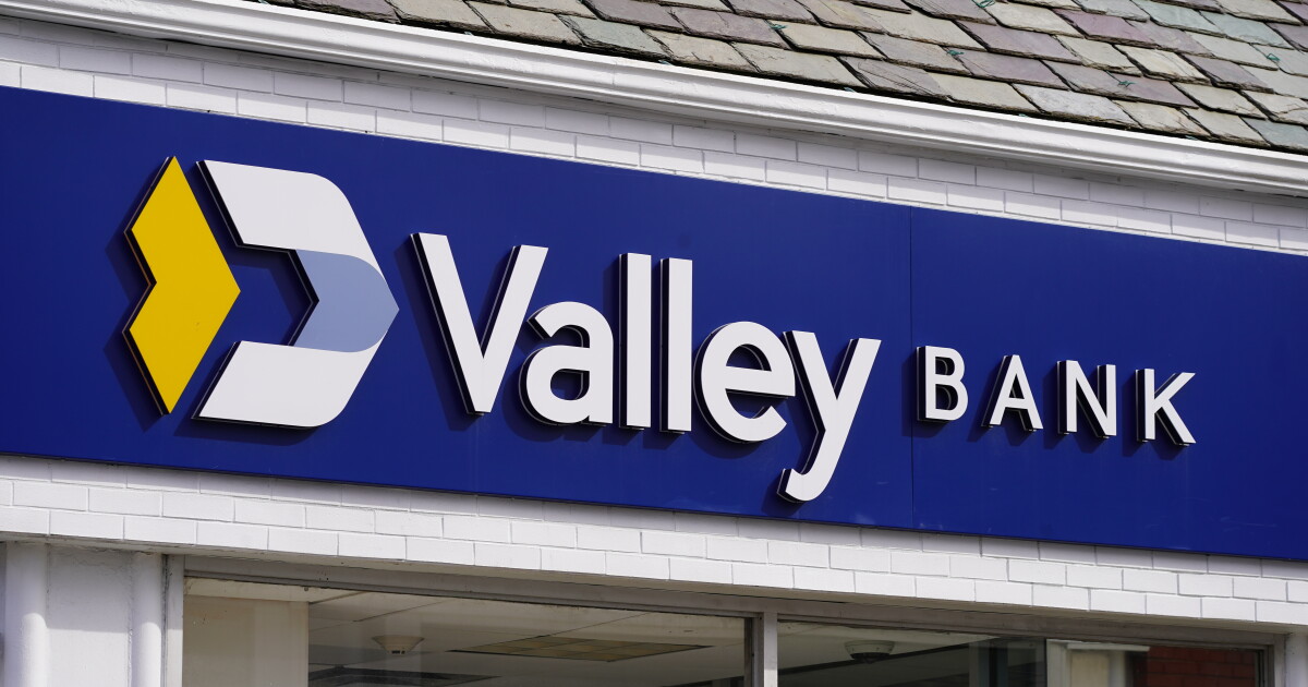 Valley National Bancorp agrees to acquire digital small-business platform Bluevine for $340 million.