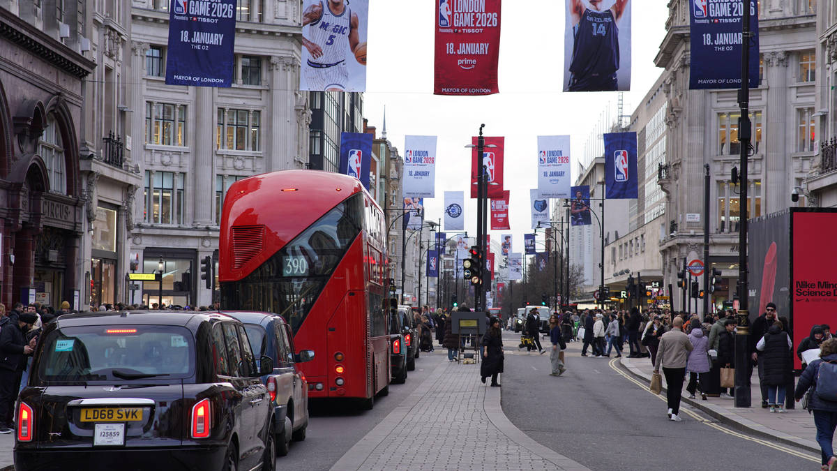 London plans permanent pedestrianisation of Oxford Street to support retail and regeneration.