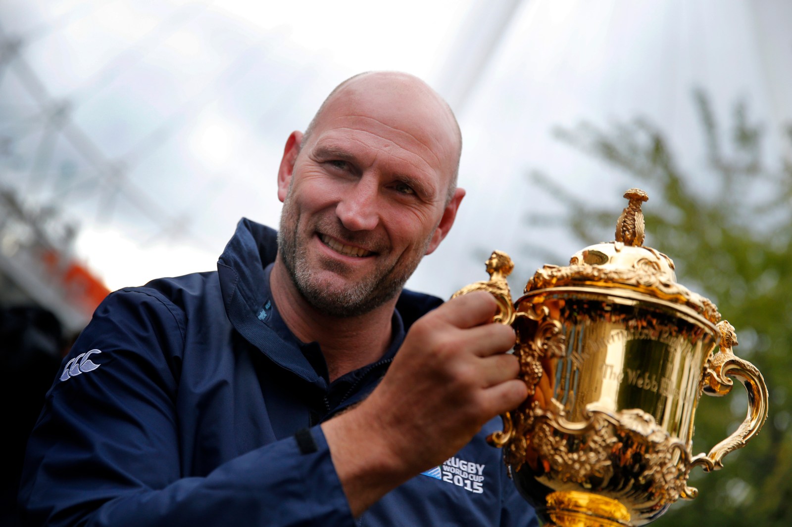Bankrupt former England rugby captain Lawrence Dallaglio auctions 2003 World Cup medal.
