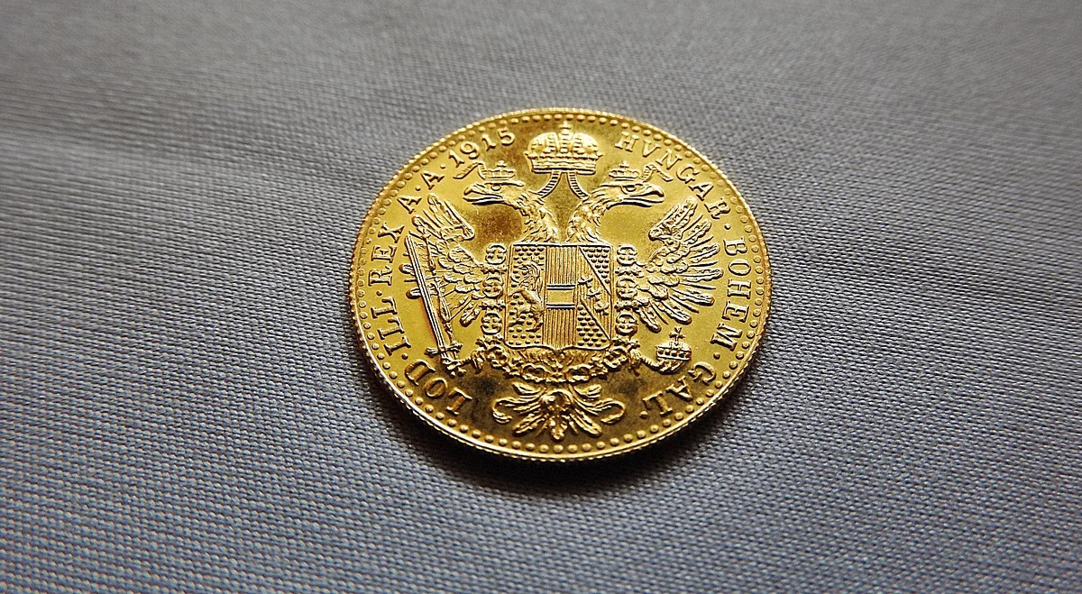 Gold prices fall to a five-week low amid rising interest rate hike expectations.