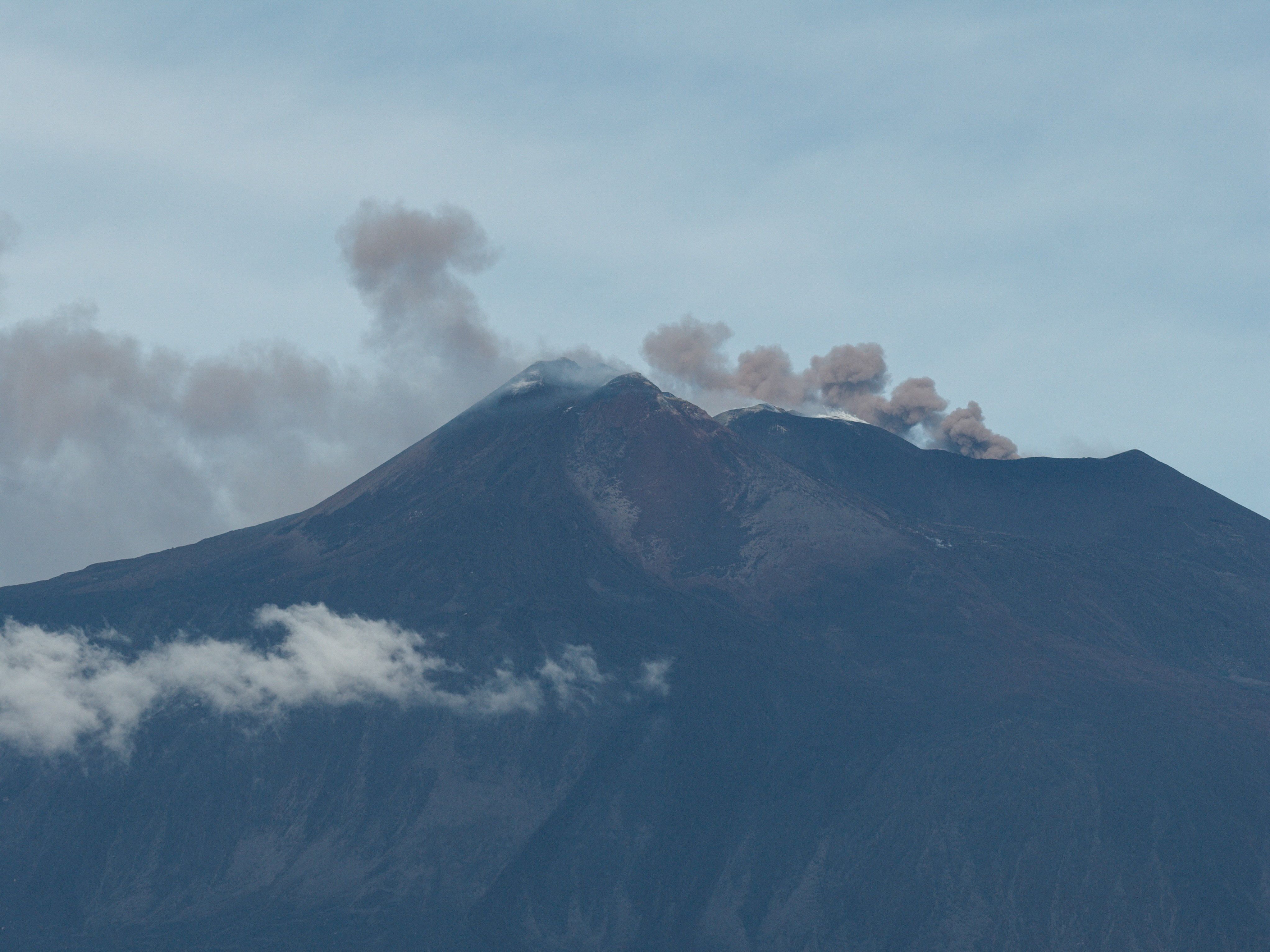 Mount Etna Eruption Triggers Red Aviation Alert and Disrupts Sicilian Flights