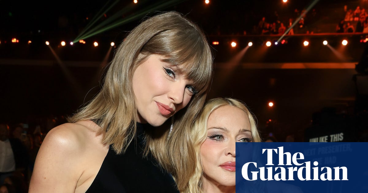Taylor Swift Dedicates Record VMA Win to Late Music Icon Dolly Parton
