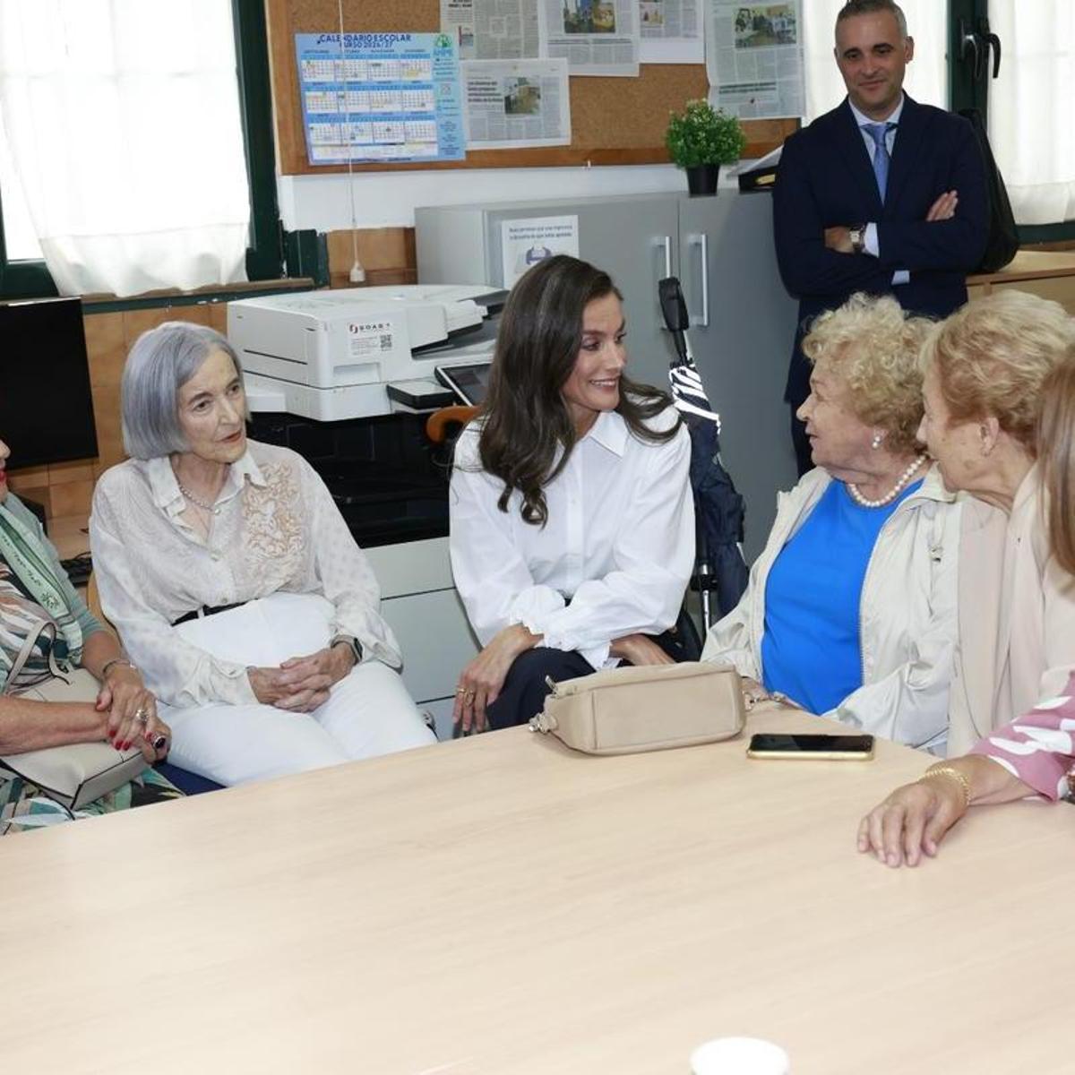 La reina Letizia se emociona al reencontrarse con sus antiguas profesoras en Oviedo