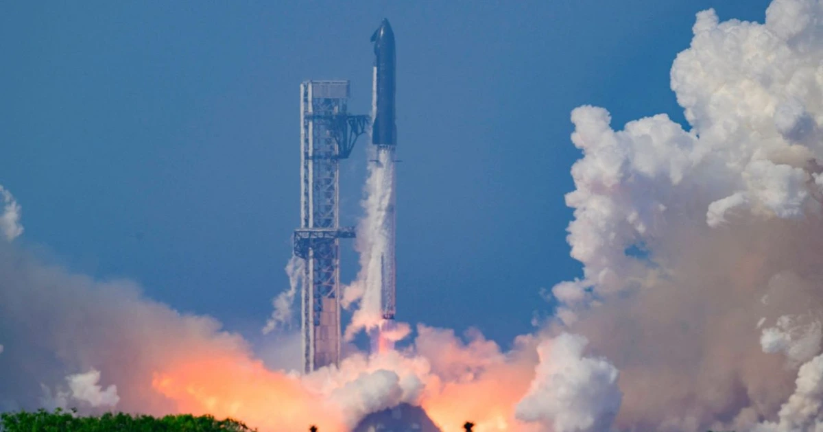 Mysterious blue streak spotted behind SpaceX Starship during historic orbital flight test