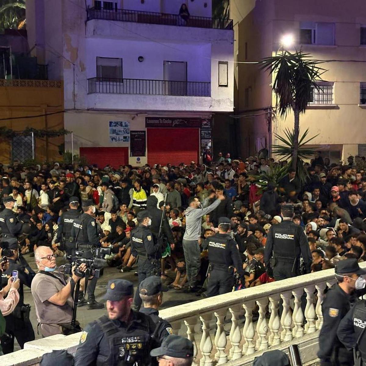 El Gobierno calcula que quedan en Ceuta unos 10.000 inmigrantes y coordina expulsiones