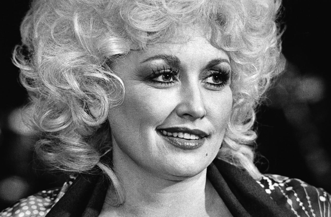 Tennessee Volunteers honor late music legend Dolly Parton with hype video and helmet stickers.