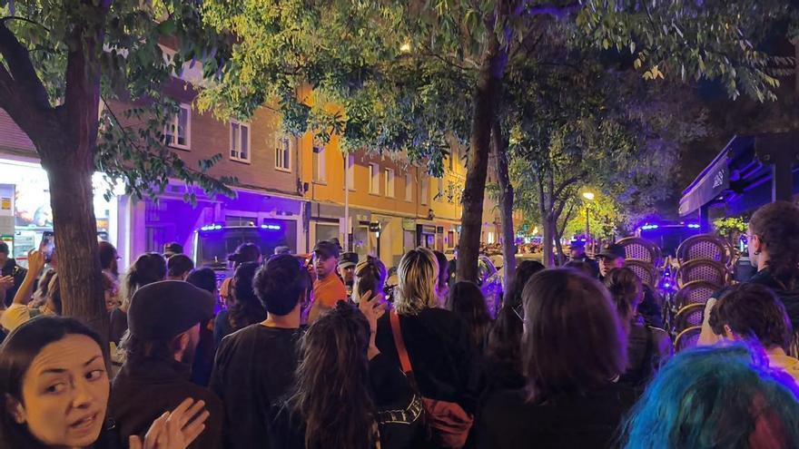 Centenares de vecinos intentan frenar el cuarto desahucio de una vecina de 87 años en Madrid