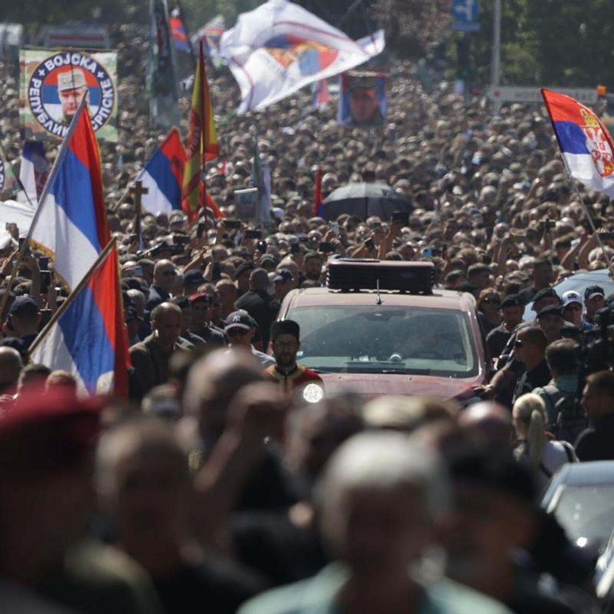 Ratko Mladic, conocido como el carnicero de los Balcanes, es enterrado con honores militares