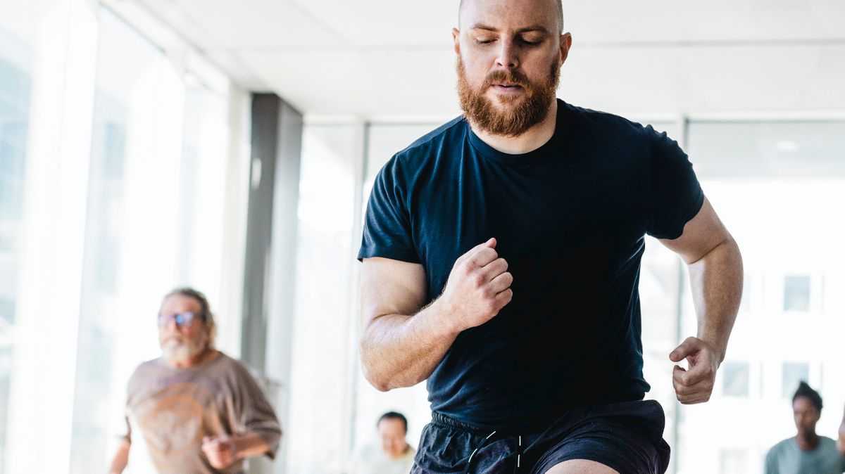 New clinical review links structured exercise to significantly lower cancer mortality and recurrence rates.