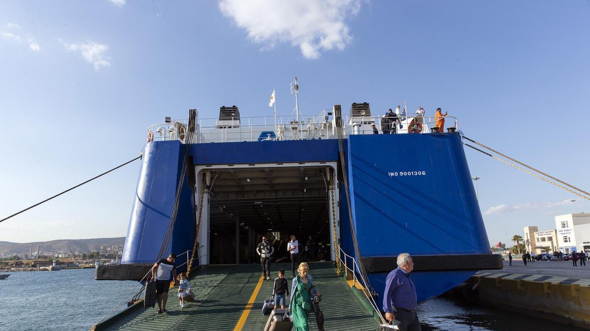 Suman 12 los muertos tras el hundimiento de un ferry en Chipre