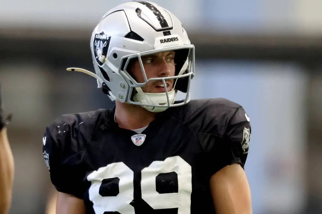 Raiders tight end Brock Bowers returns from knee injury against Saints