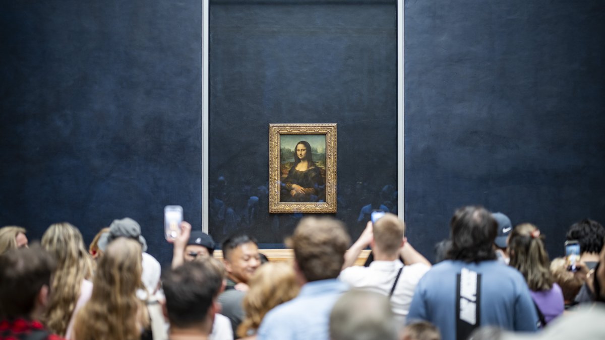 Two Germans Arrested in Louvre Mona Lisa Stunt