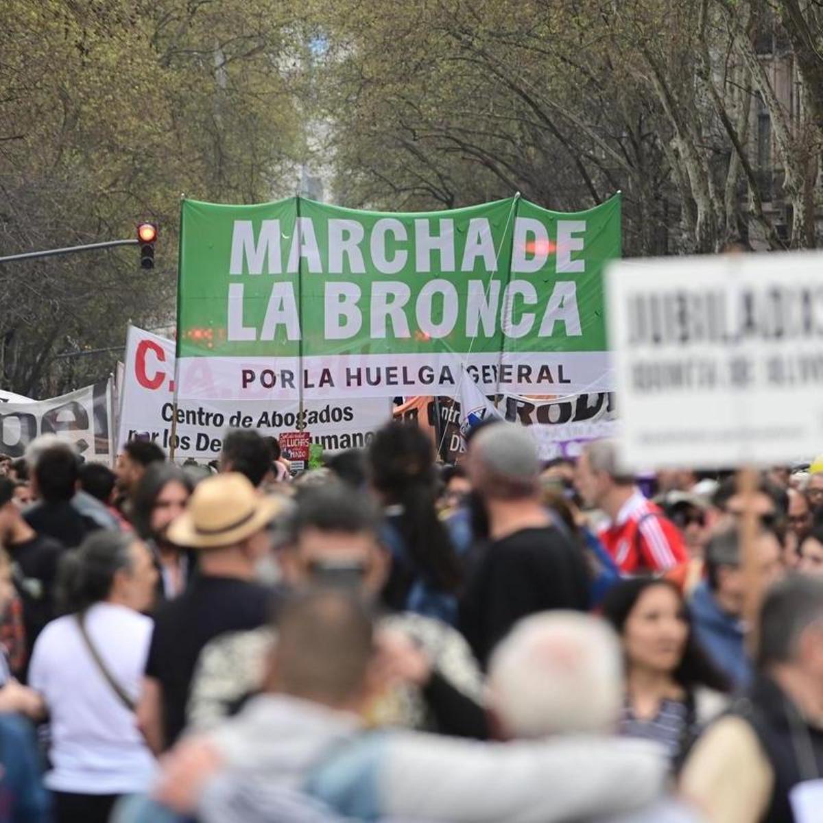 Miles de personas se movilizan en Argentina contra las políticas de Javier Milei