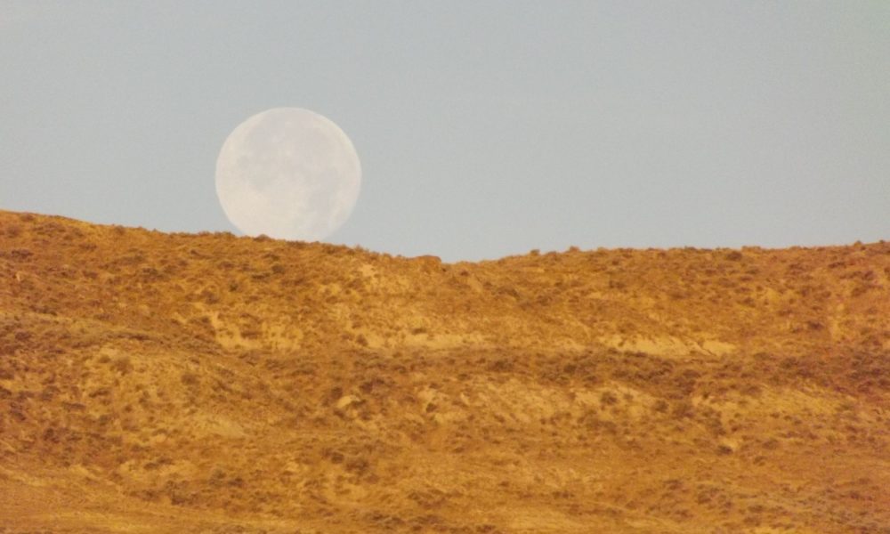 South Africa's Spring Full Moon Reaches Peak Brilliance Alongside Saturn This Saturday