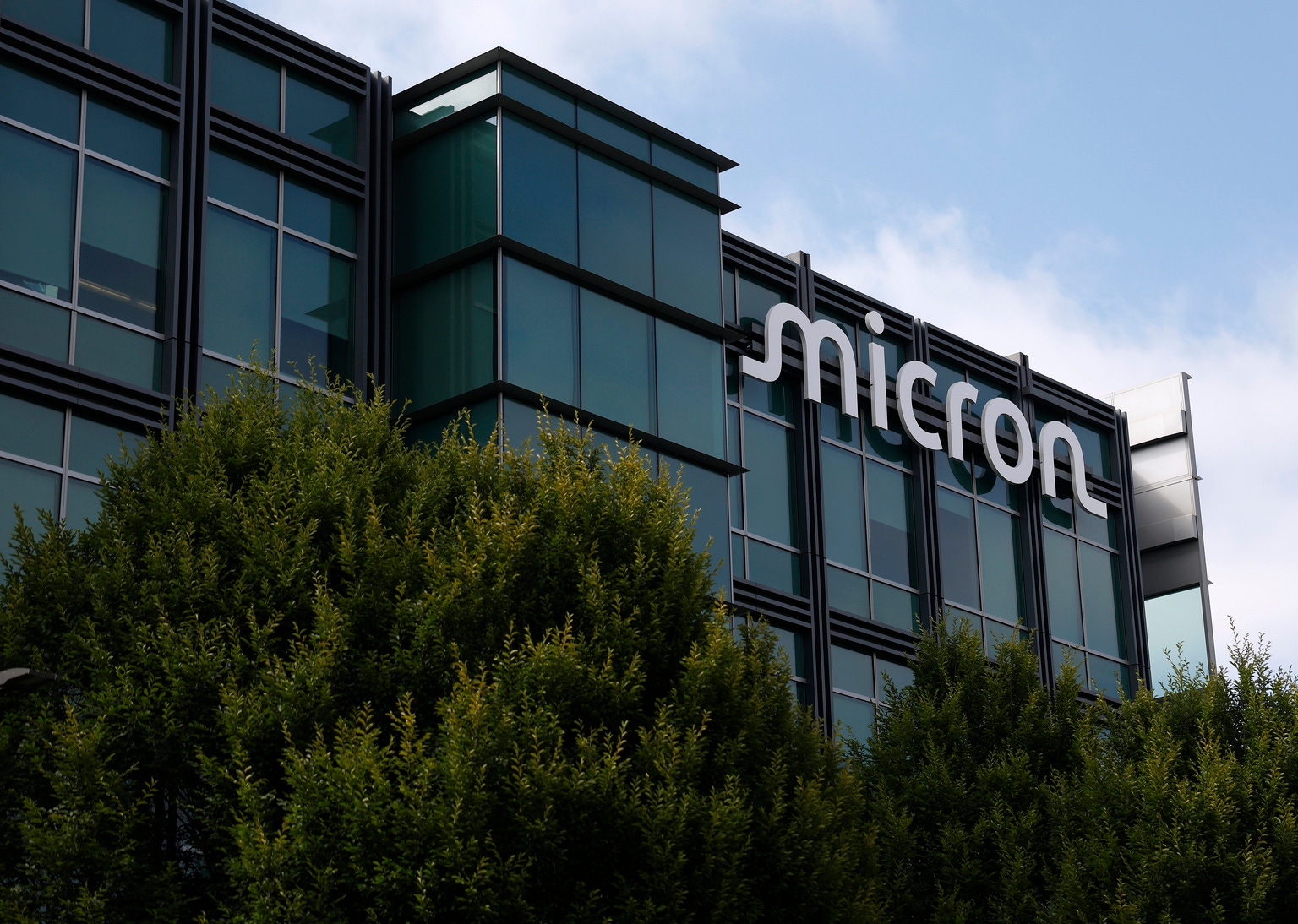 Micron Technology faces diverging market valuations despite soaring earnings projections from AI memory demand.