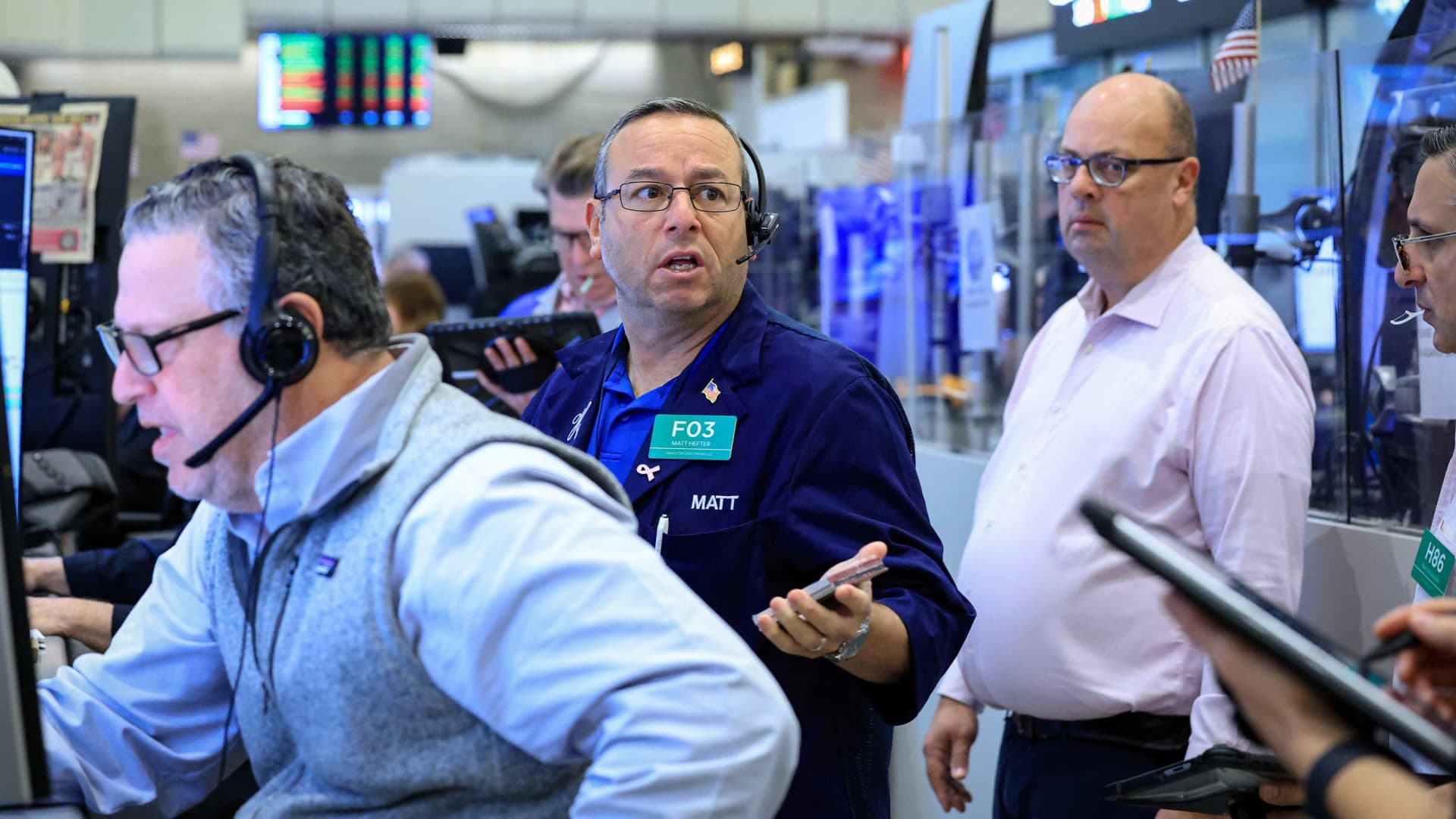 US stock futures steady as investors weigh elevated Treasury yields and AI valuations.