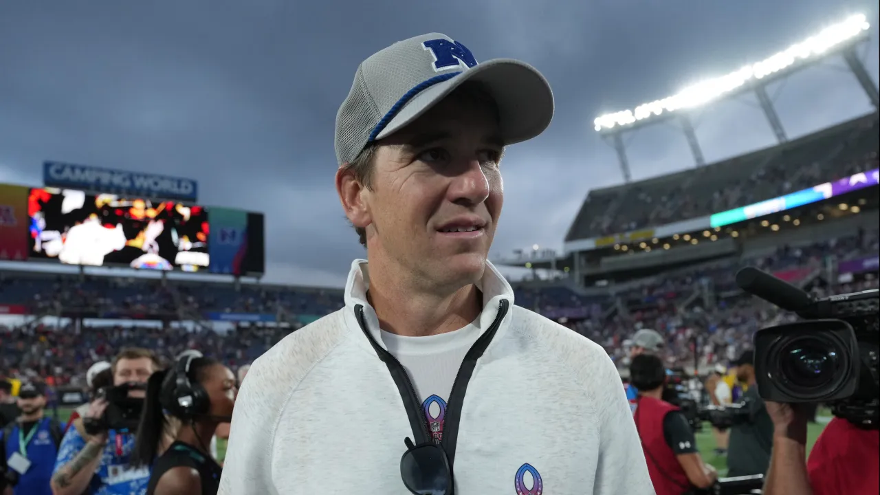 Sarkisian Urges Manning to Lead Ahead of Tennessee