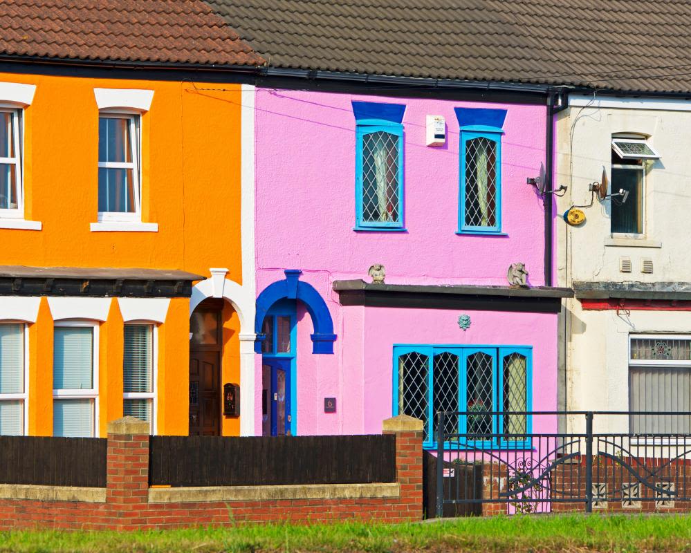 UK House Prices Rise 1.6% Annually Amid Ongoing Economic Uncertainty